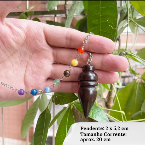 pendulo madeira com pedras dos 7 chakras