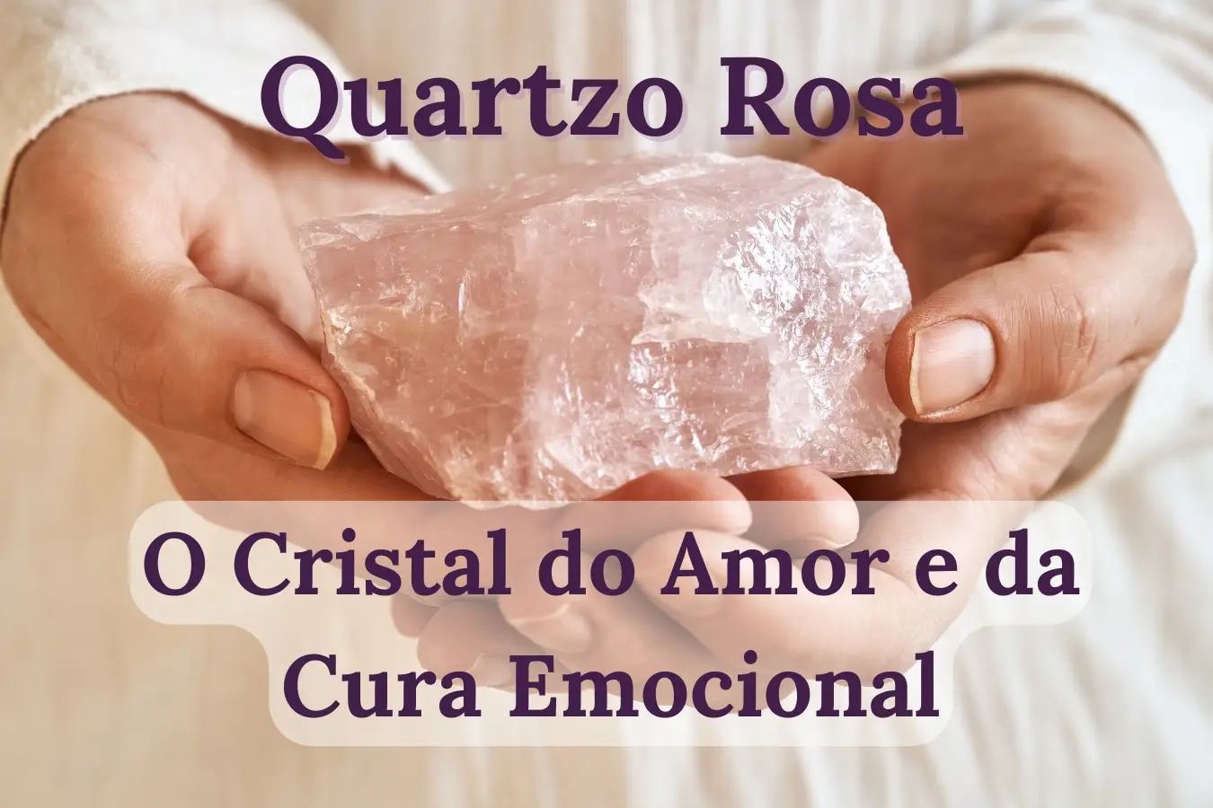 mãos segurando um cristal de quartzo rosa